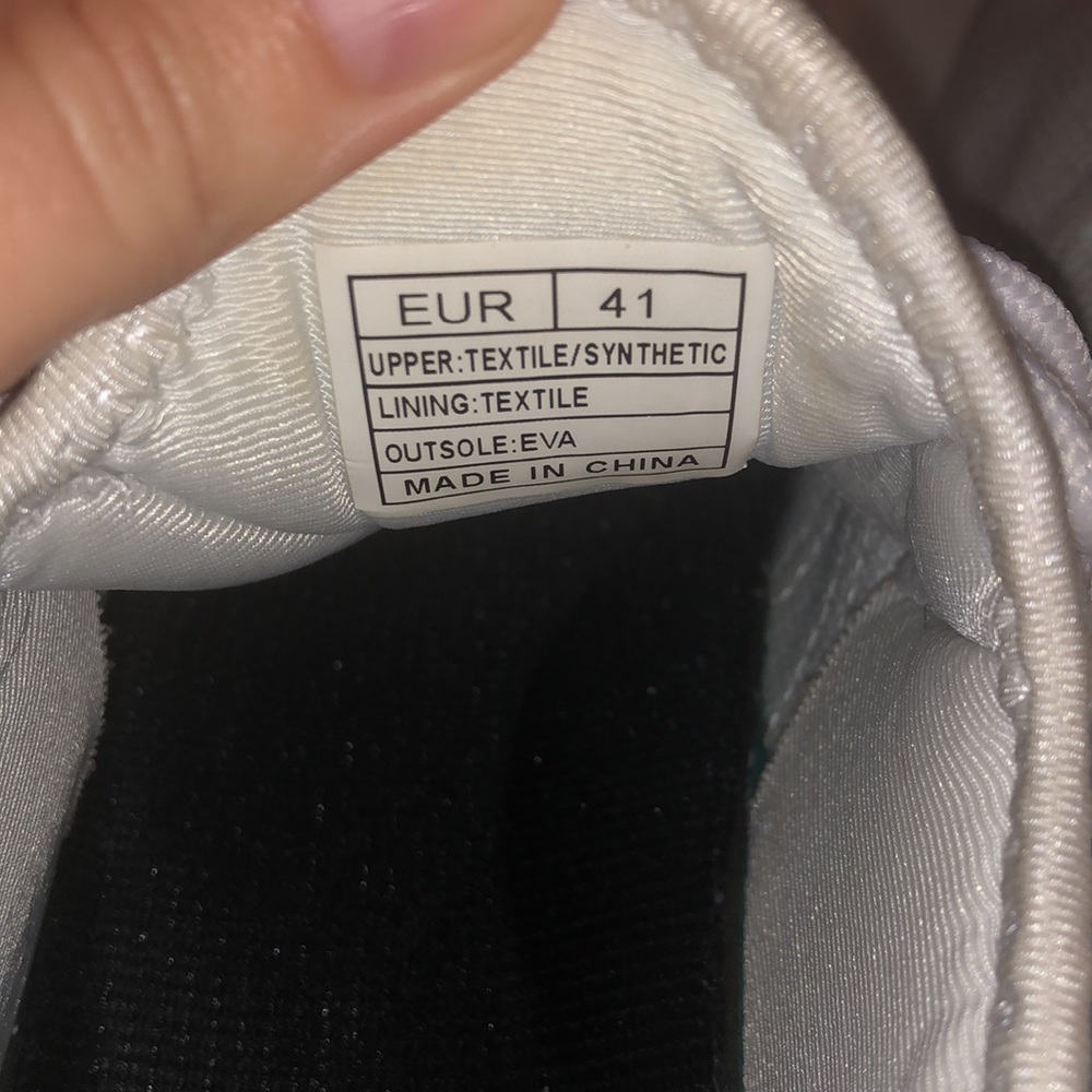 Tennis shoes - Picture 3 of 4